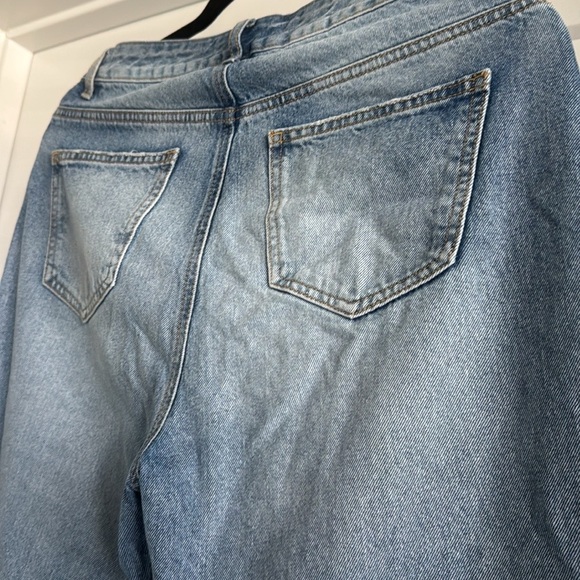 Women’s High Rise Light Wash Straight Leg Jeans – Size 8 - Picture 3 of 7